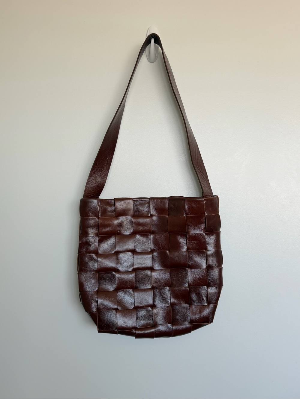 Idée fixe shaker bag Wide Woven Leather Shoulder Bag in Deep Brown